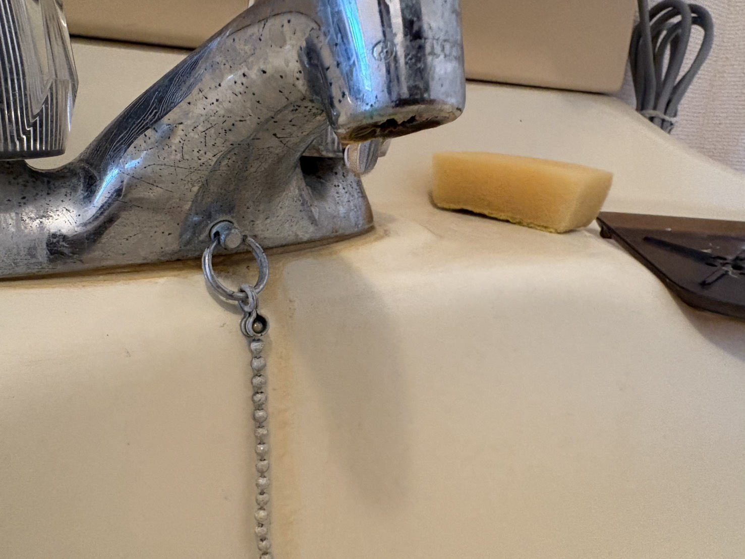 洗面水栓吐水口より水漏れ対応。 コマパッキンの交換作業にて解消。