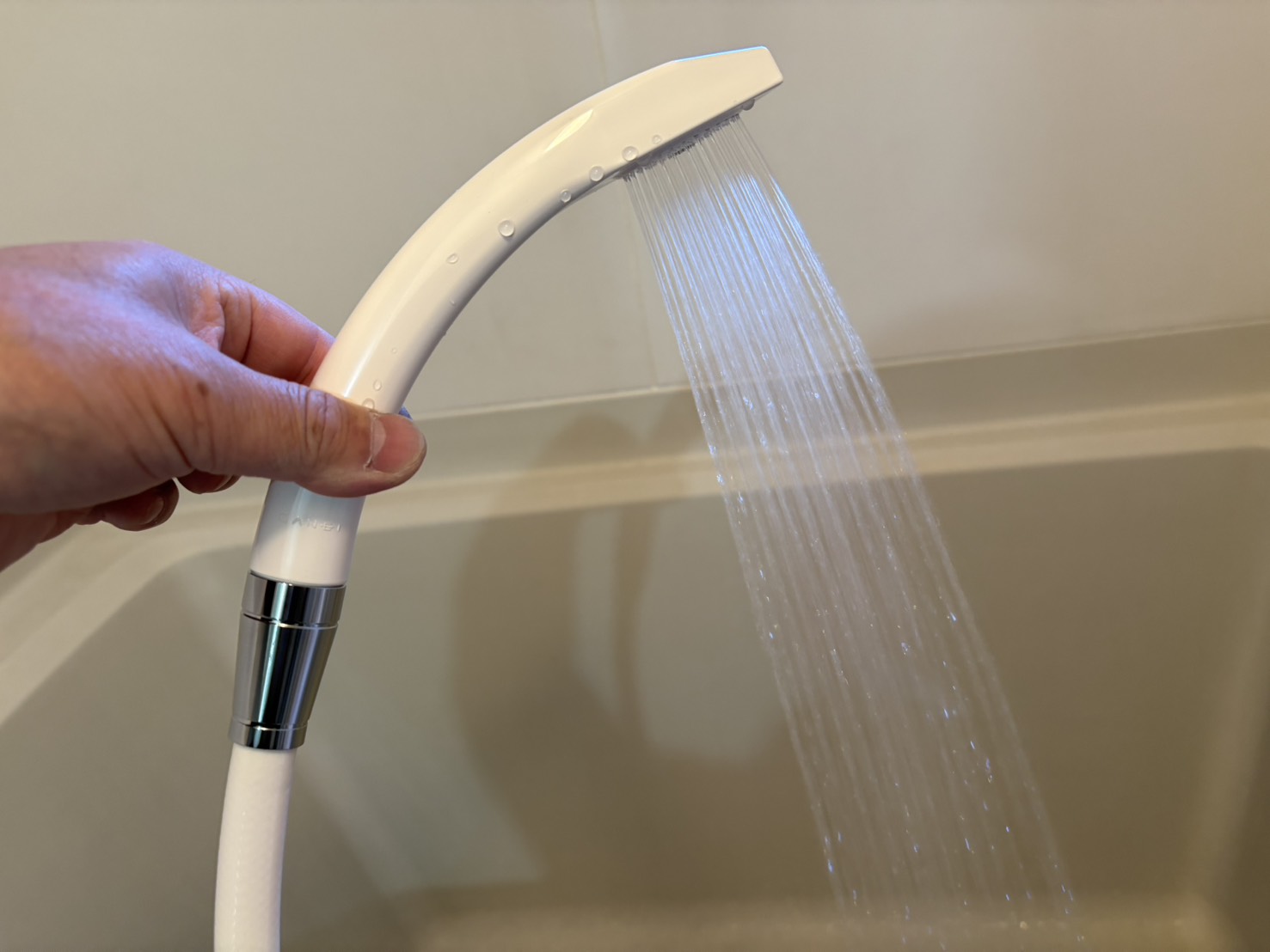 浴室水栓シャワーヘッド根元より水漏れ対応。 シャワーセットの交換作業にて解消。