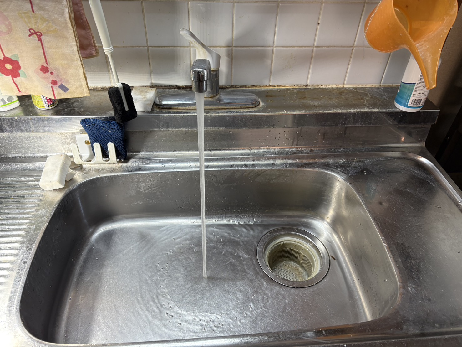 台所排水詰り対応。 トーラー作業にて解消。