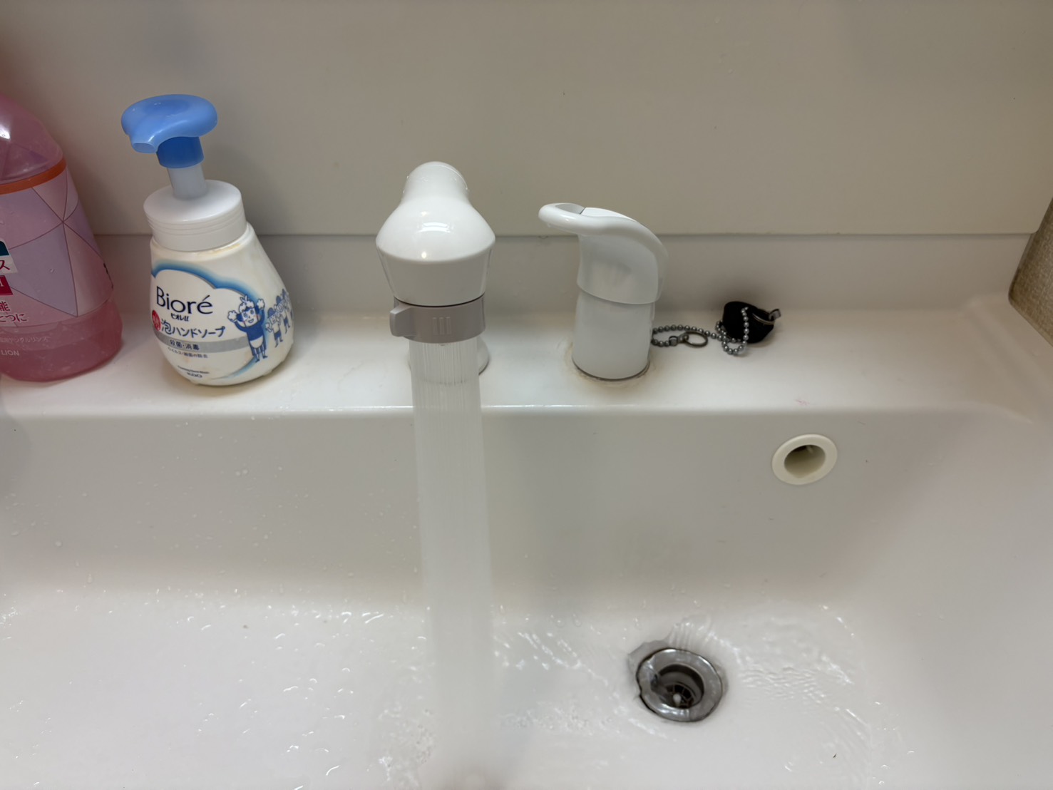 洗面水栓シャワーホースより水漏れ対応。 洗面水栓本体交換作業にて解消。