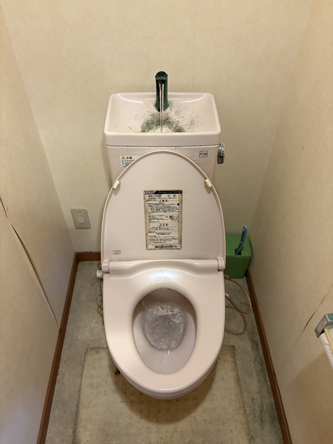 トイレ止水不良対応。 ダイヤフラム部の交換作業にて解消。